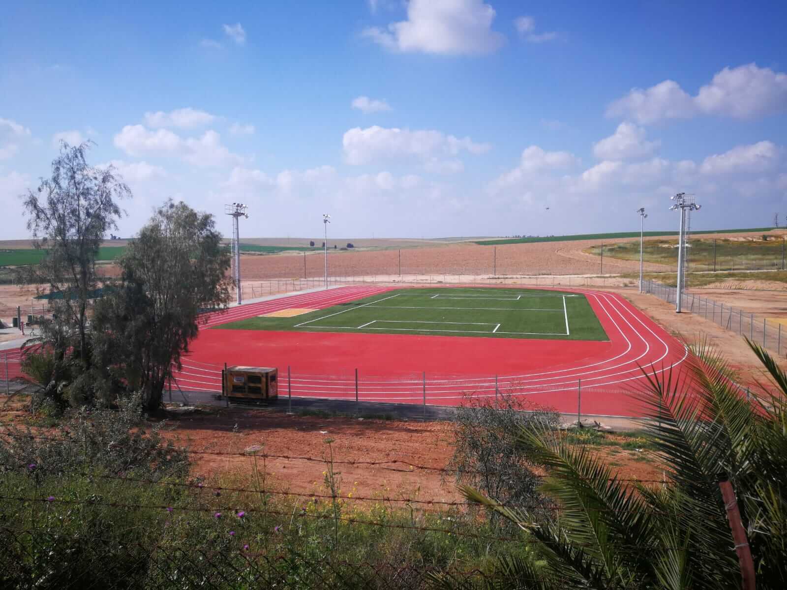מסלול ריצה אדום סביב מגרש ספורט מתוך אתר פולימור